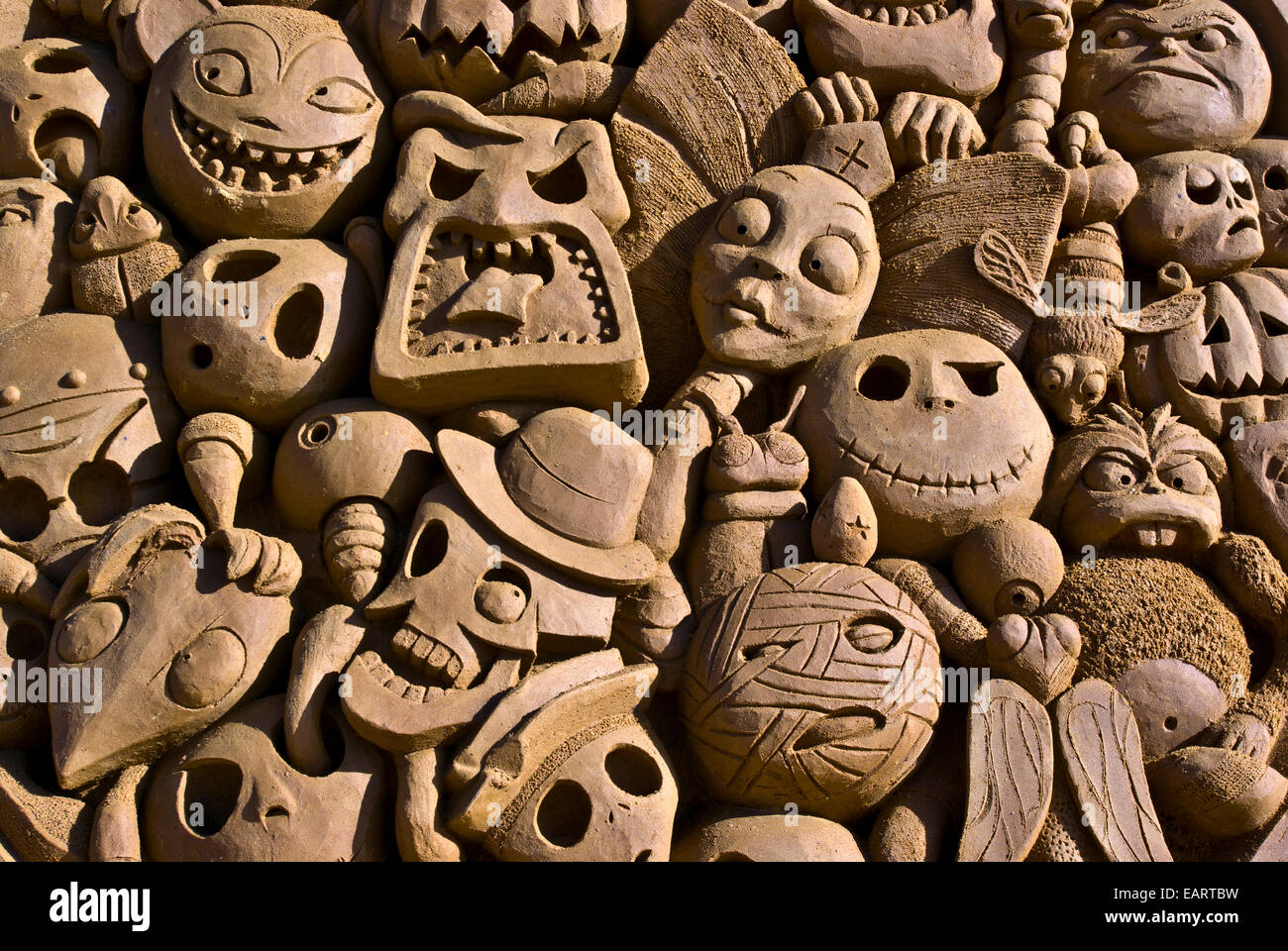 Tim Burton inspiriert Sandskulpturen, "A genauer hinschauen" Funktionen Tod Gesichter. Stockfoto