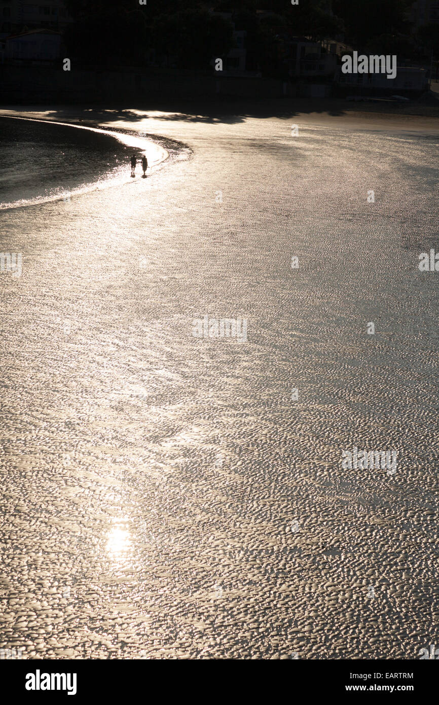 Sonne, Sekt aus nassen Strand bei Ebbe mit paar Wasserrand entlang Stockfoto