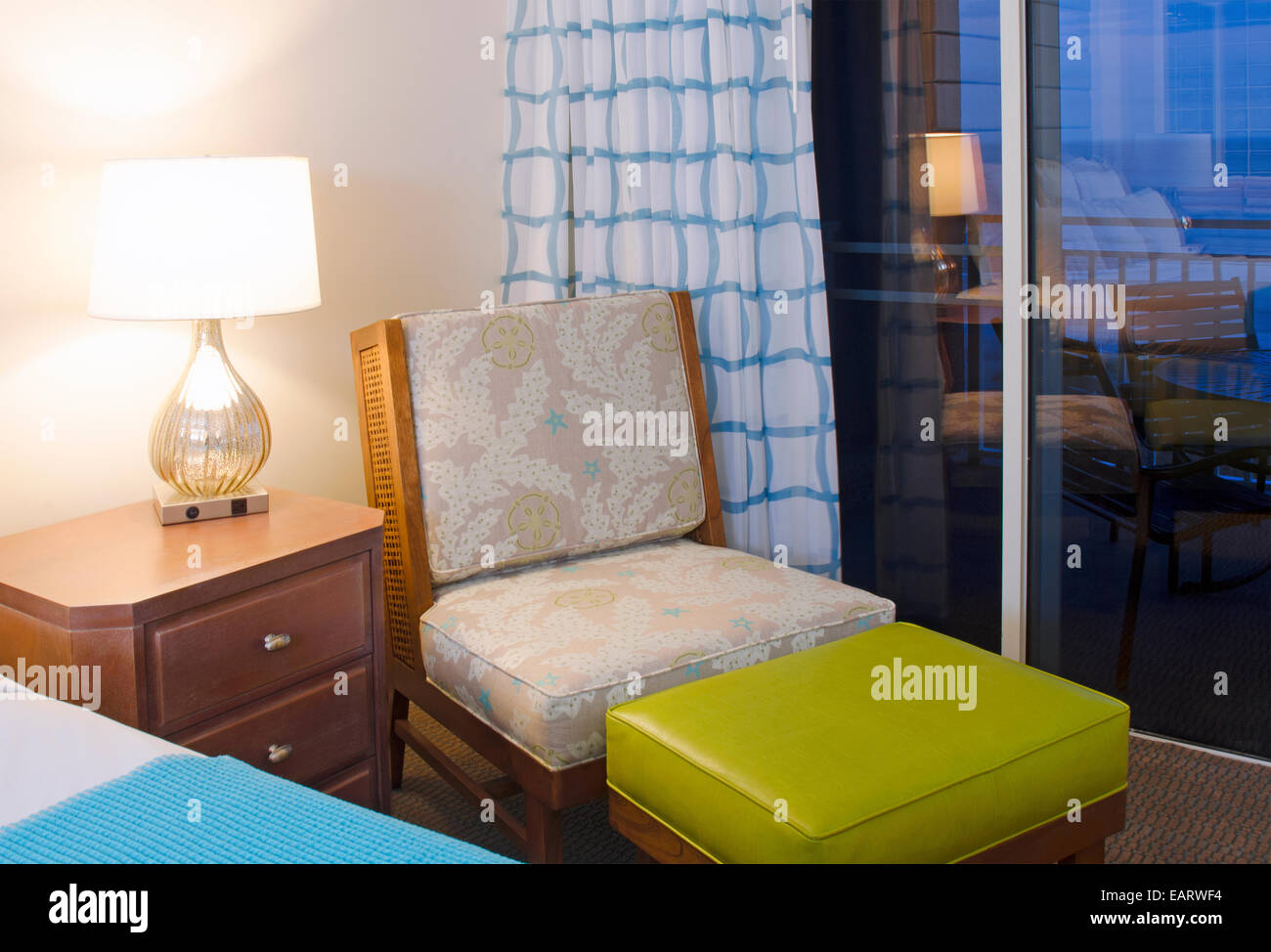 Strand Eigentumswohnung: Zeitgenössische Schlafzimmer einer Wohnanlage direkt am Meer. Stockfoto