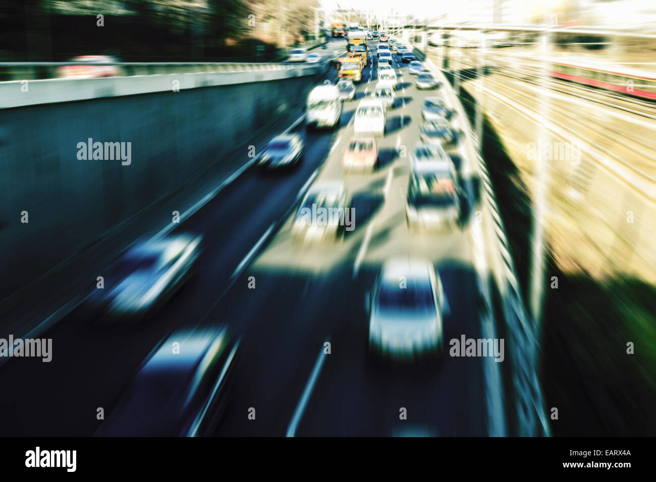 sehr schnelle Autos auf der Autobahn (unscharf) Stockfoto