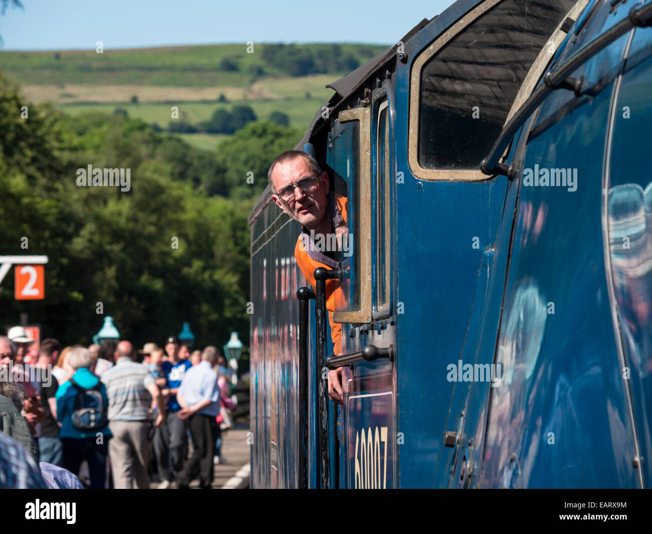 der Lokführer einer Vintage Dampflok am Bahnhof Grosmont auf der North Yorkshire Moors Railway, in der Nähe von Whitby, North Yorks Stockfoto