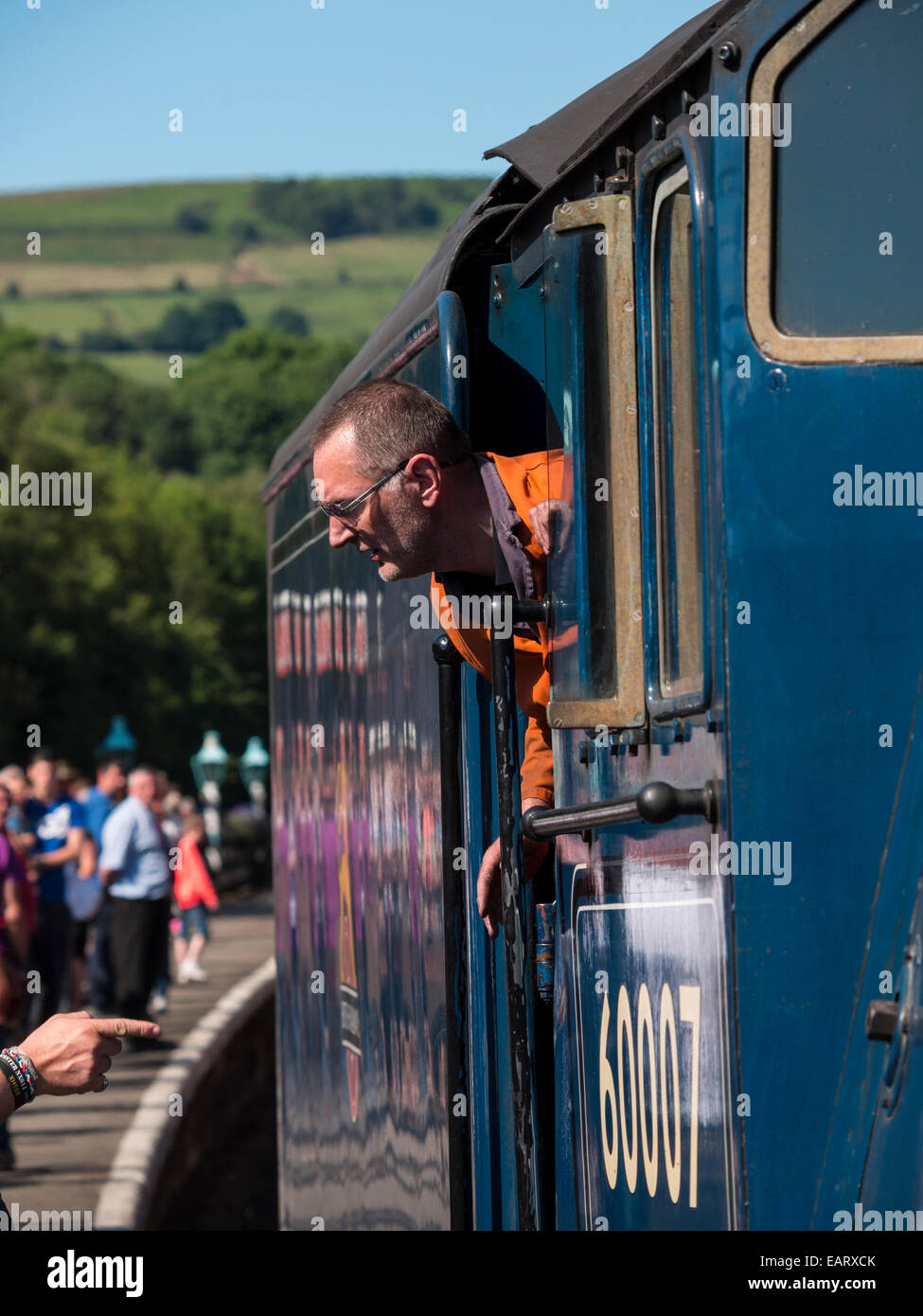 der Lokführer einer Vintage Dampflok am Bahnhof Grosmont auf der North Yorkshire Moors Railway, in der Nähe von Whitby, North Yorks Stockfoto