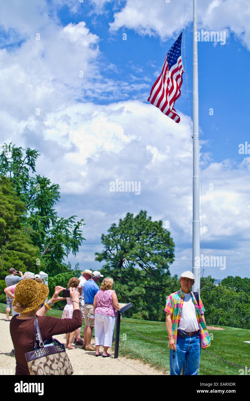 Touristen unter der amerikanischen Flagge auf Halbmast am Memorial Day. Stockfoto