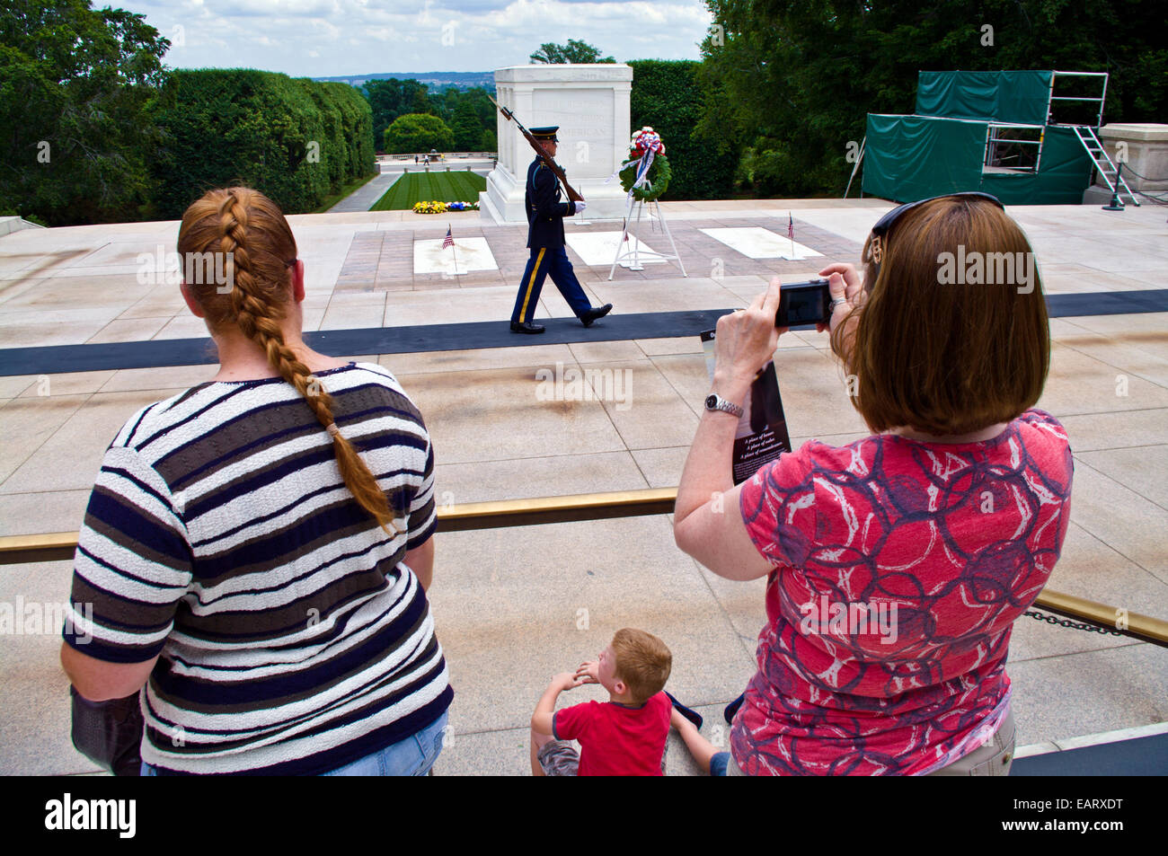 Memorial Day Touristen fotografieren eine Wache am Grab des unbekannten. Stockfoto