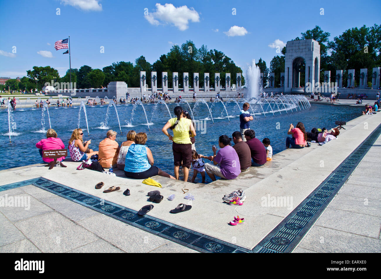 Touristen kühlen ihre Füße in den Rainbow Pool an einem sonnigen Tag Memorial. Stockfoto