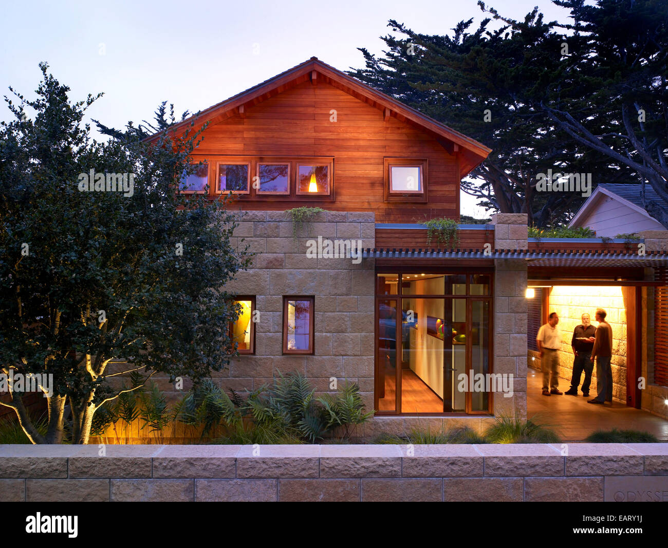 Männer stehen unter Car-Port in Odyssey Haus, Carmel, Kalifornien, USA Stockfoto