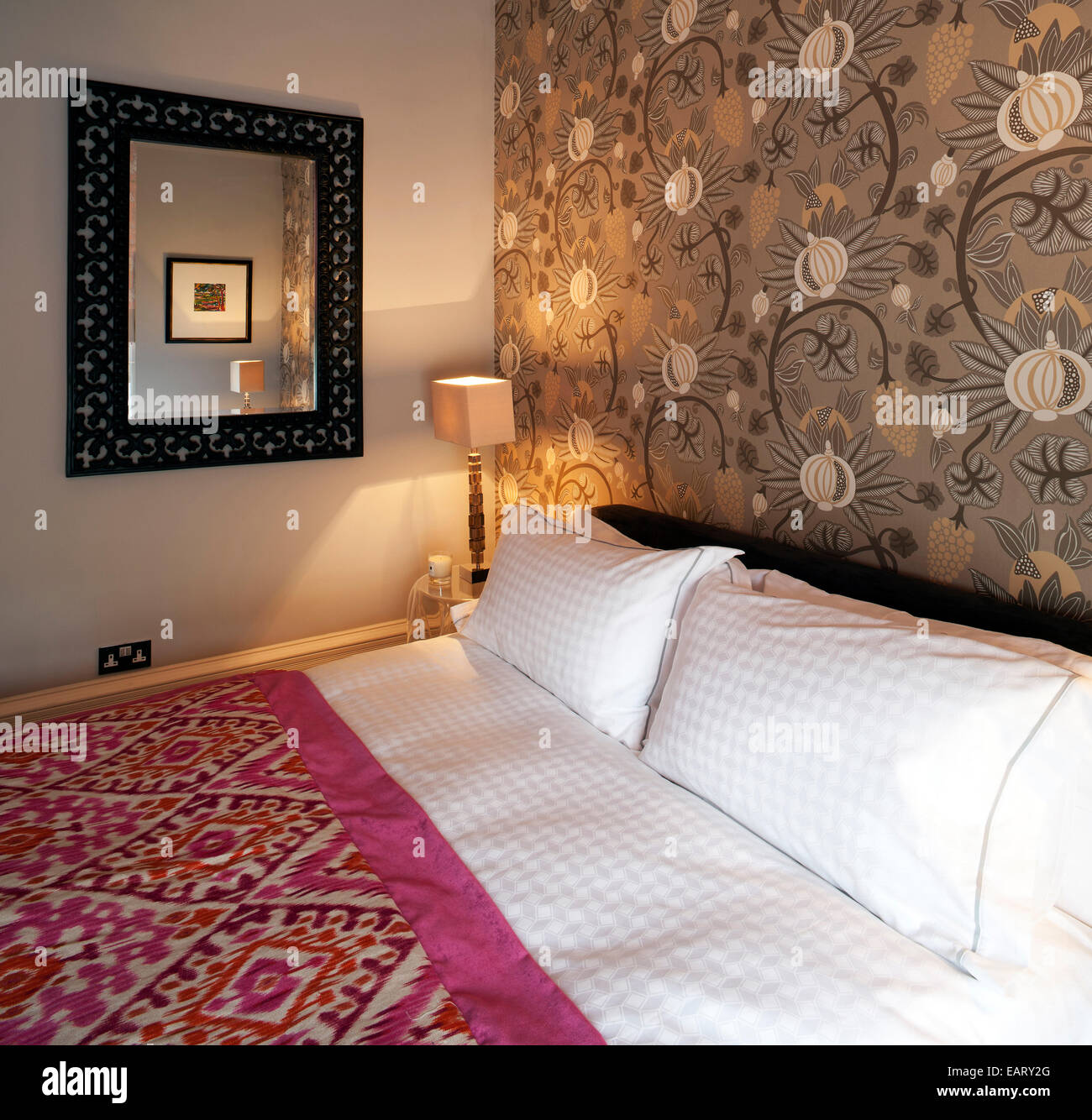 Schlafzimmer mit gemusterten Tapeten im Apartment, Devonshire Terrace, Glasgow, UK Stockfoto