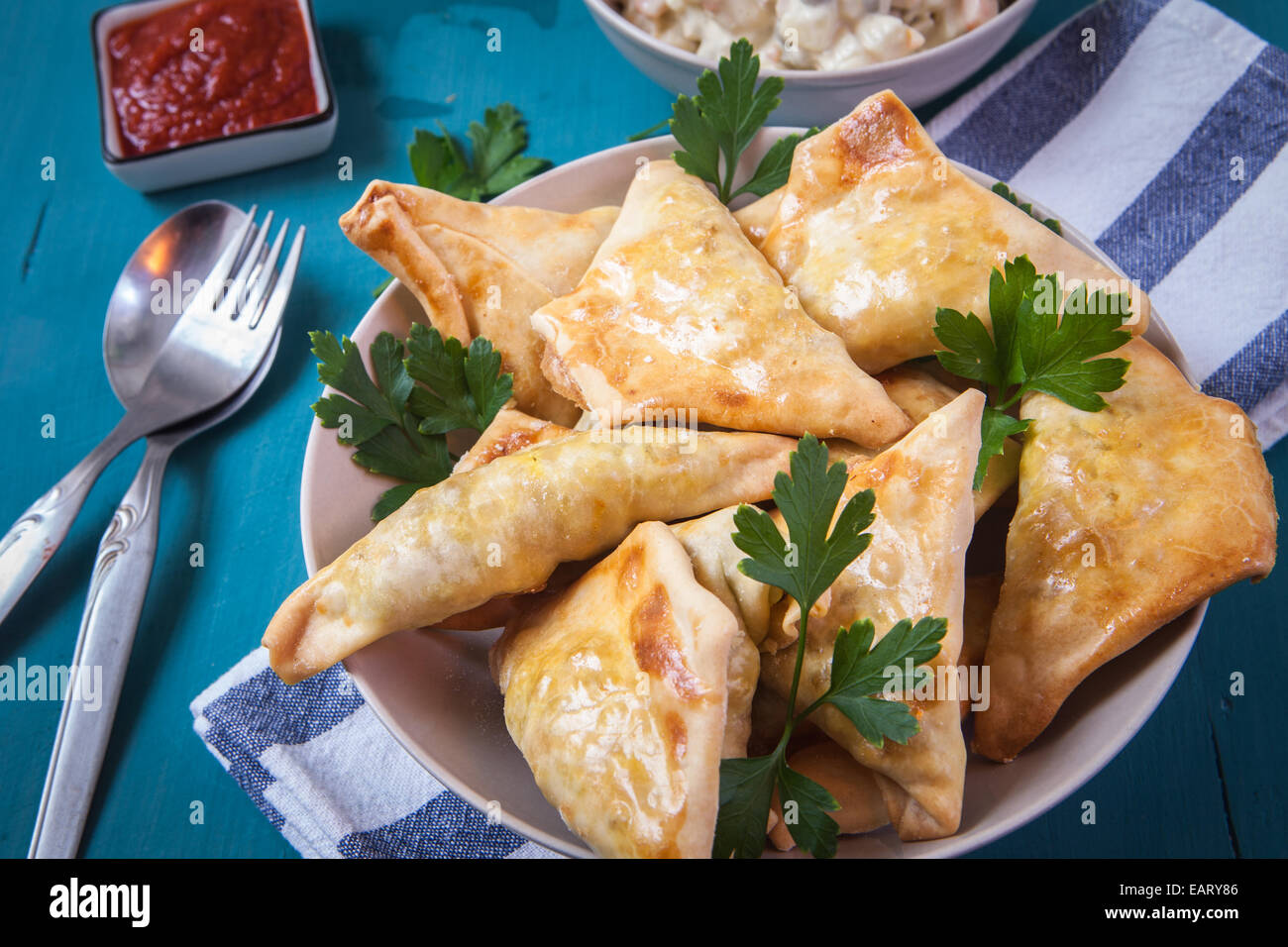 indischen Samosa gefüllt mit Hühnchen-Curry auf Tablett Stockfoto