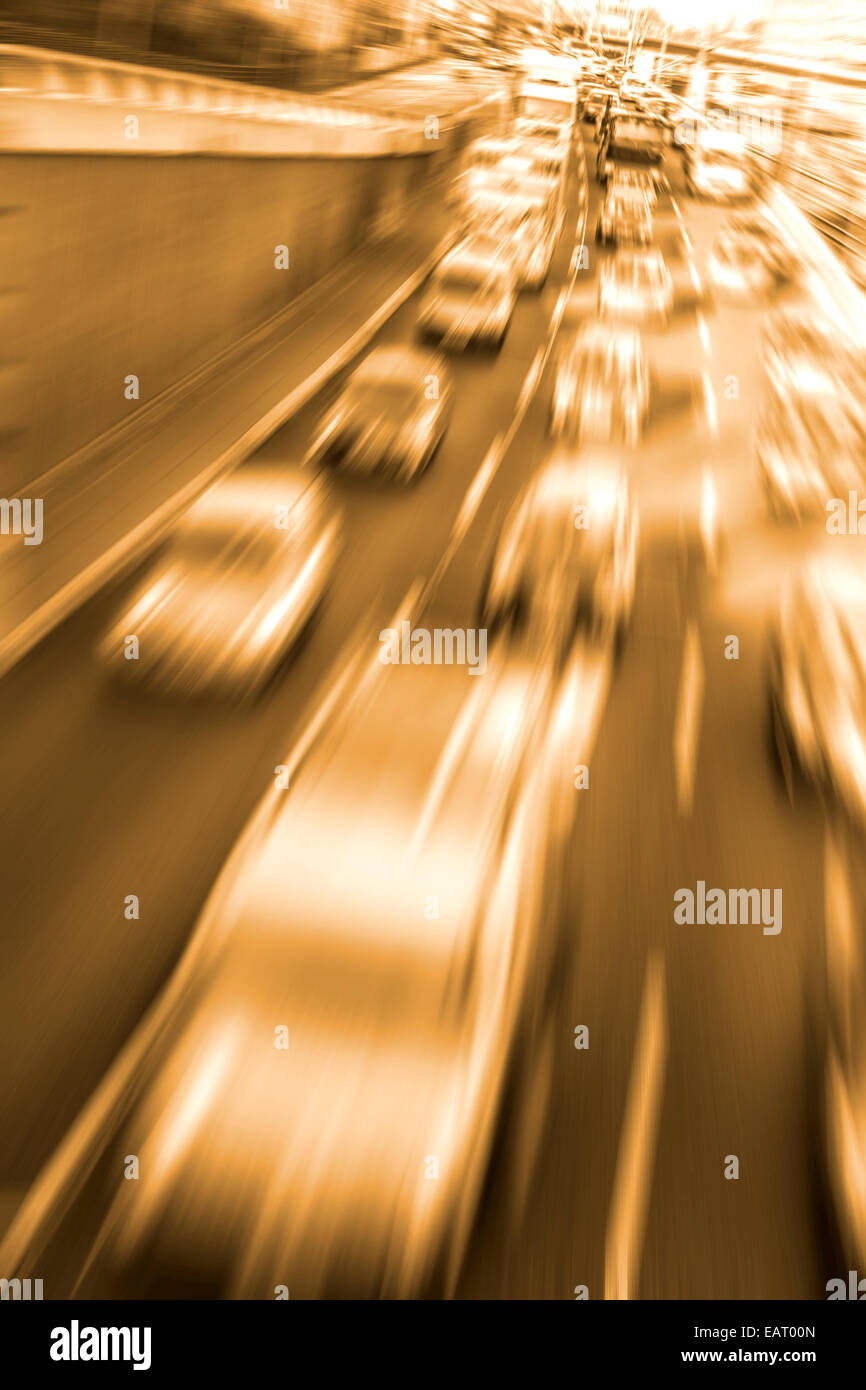 schnelle Autos auf der Autobahn (unscharf) Stockfoto