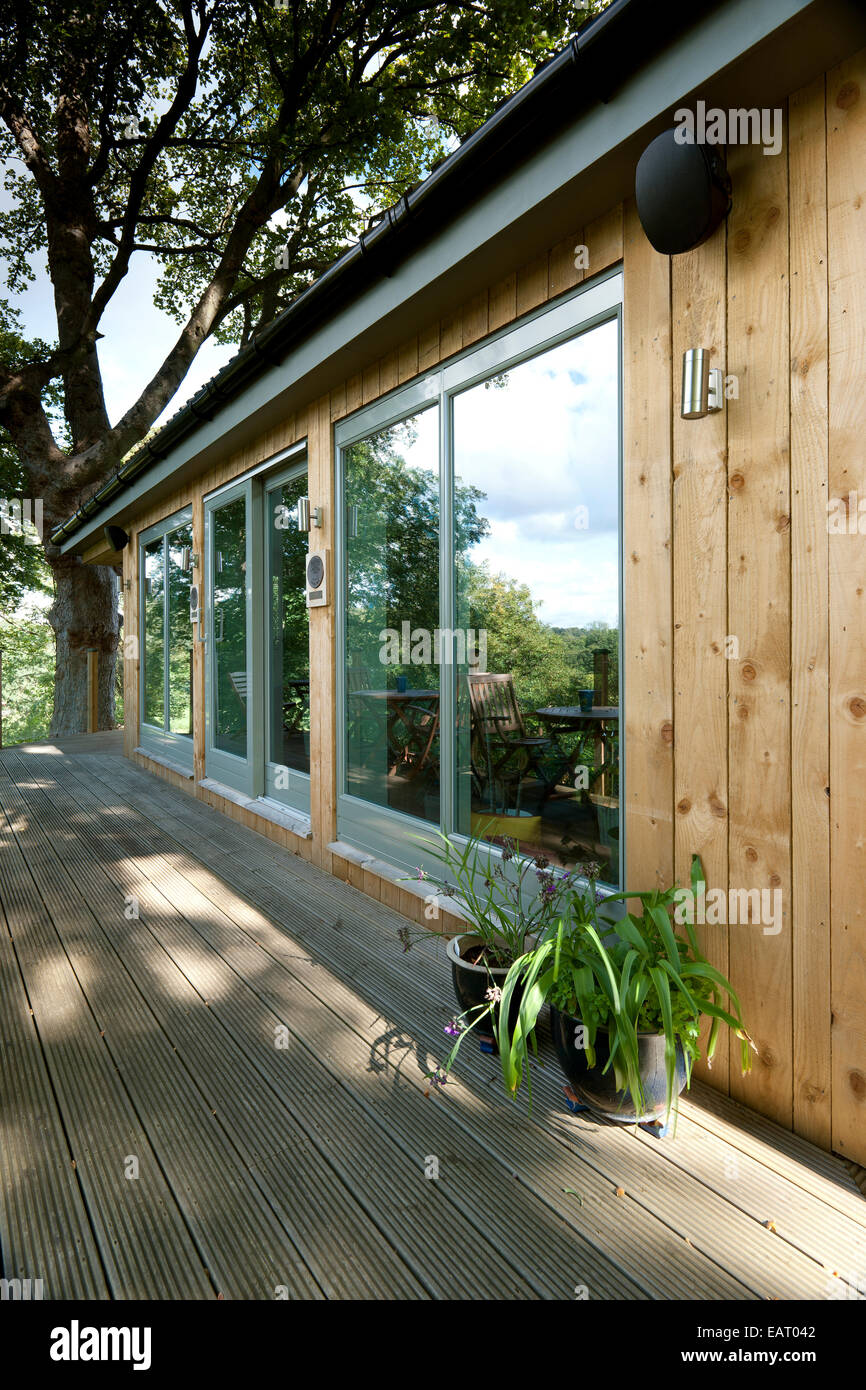 Holz-Bungalow mit Terrasse im Wald einrichten, Midlothian, Scotland, UK Stockfoto