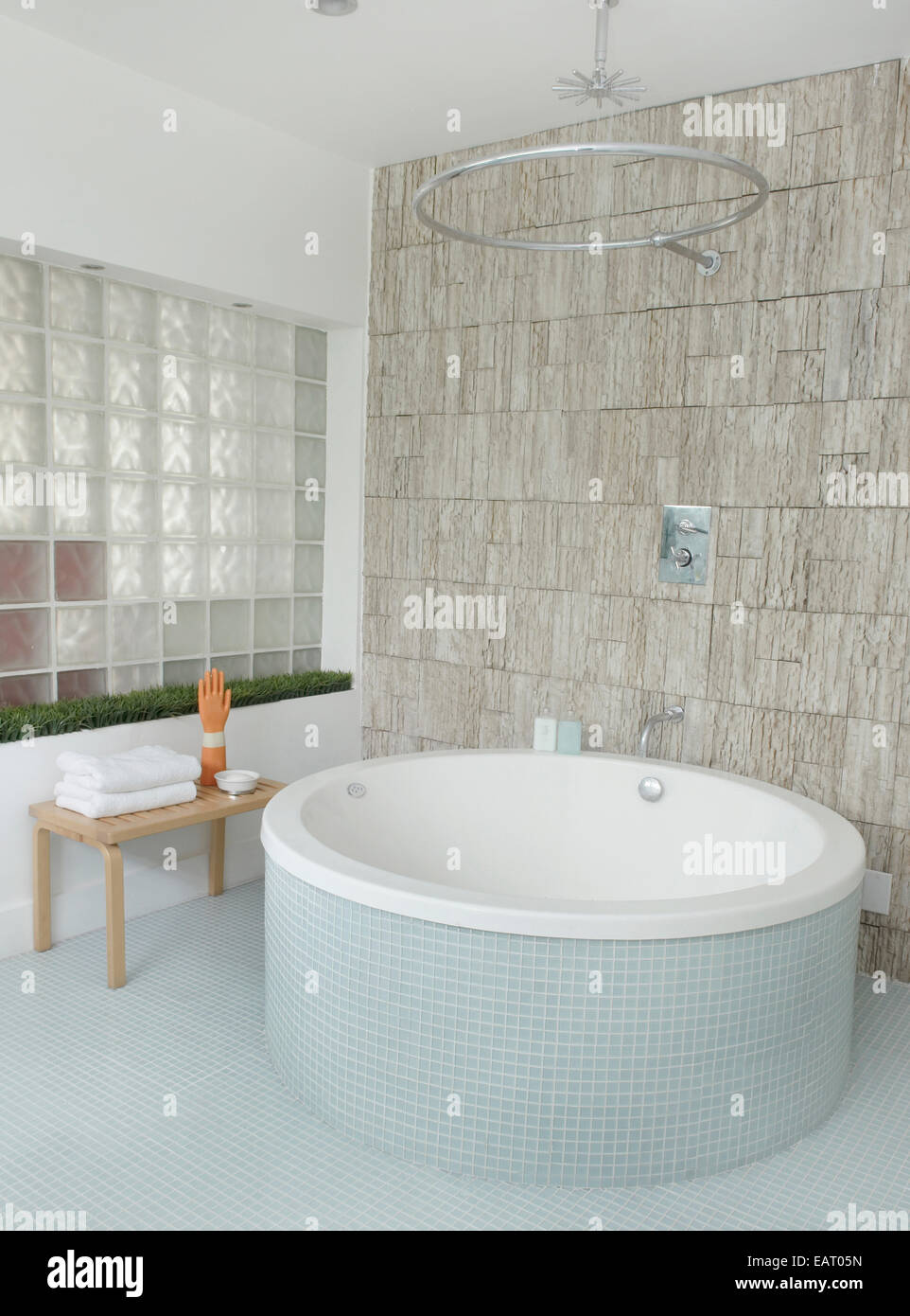Runde, freistehende Badewanne mit Dusche Stockfoto