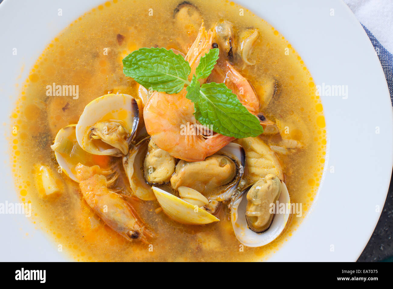 Meeresfrüchtesuppe mit Muscheln, Muscheln und Garnelen mit vegies Stockfoto