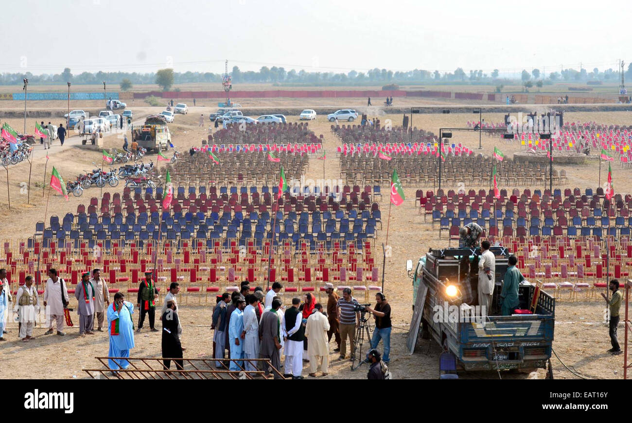 Die Vorbereitungen für politischen Versammlung laufen als Tehreek-e-Insaf (PTI) für "Power-Show" in Larkana, das Zentrum der Familie Bhutto und Peoples Party am 21. November in der Nähe von Ali Abad Gebiet in Abstand von 8 wird Km vom Mausoleum auf Donnerstag, 20. November 2014. Stockfoto