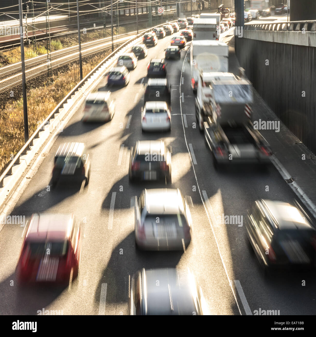 Autofahren auf der Autobahn Stockfoto