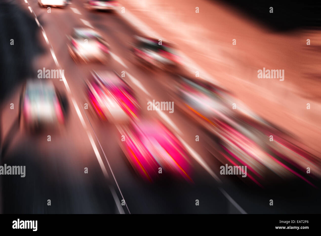 Autorennen auf einer Autobahn Stockfoto