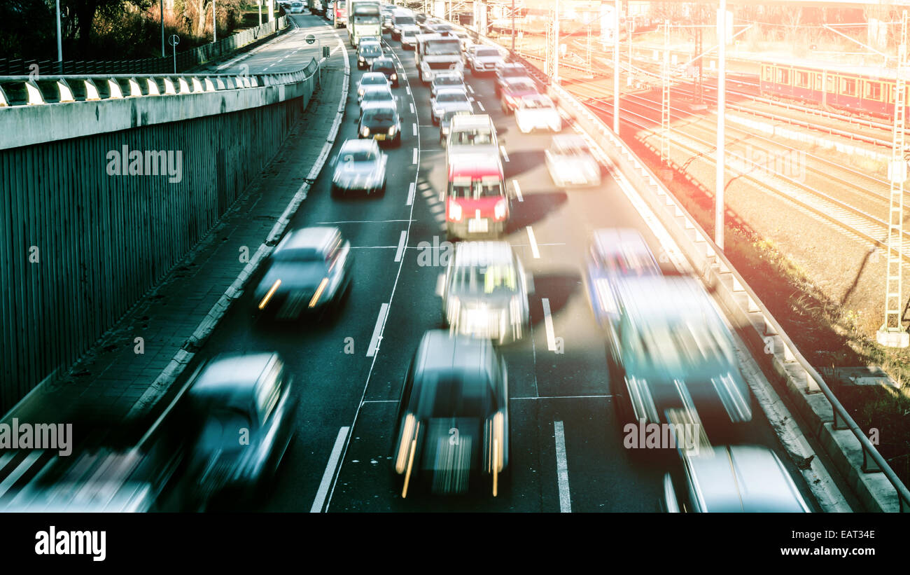 Berufsverkehr auf der Autobahn in berlin Stockfoto