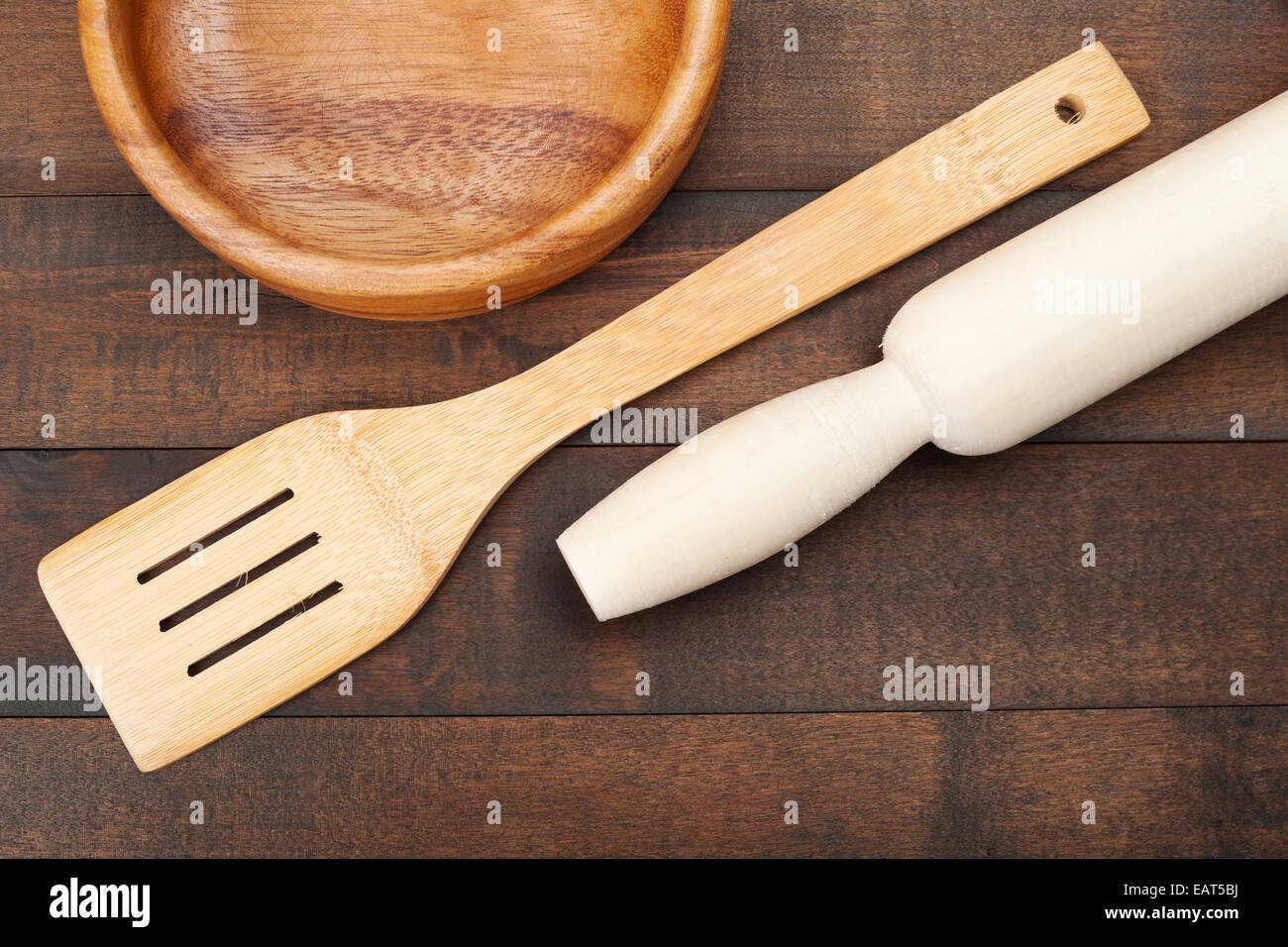 hölzerne Küchenutensil: Platte, Nudelholz, Löffel zum rühren, Top Aussicht Stockfoto