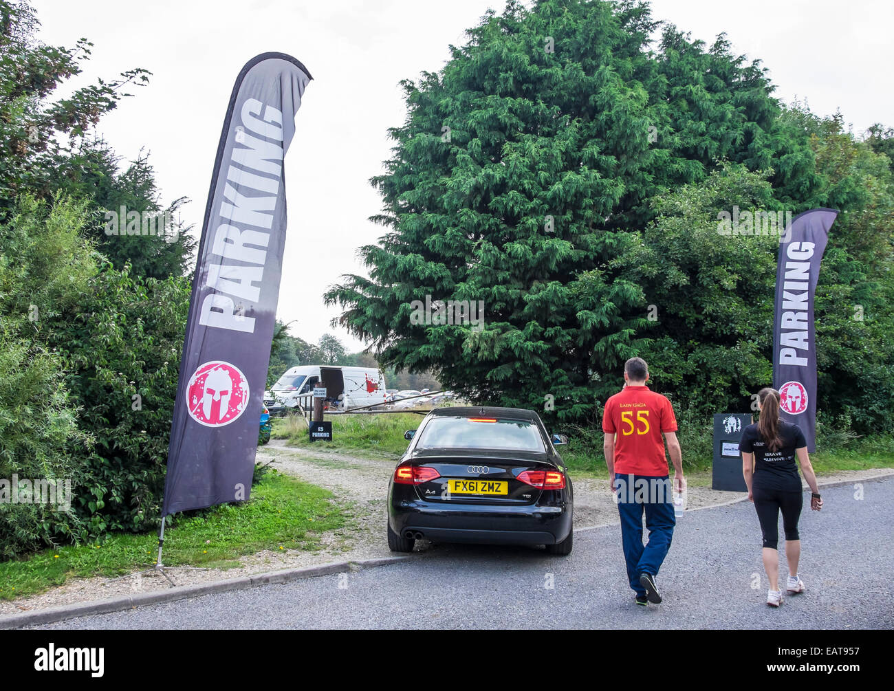 Parkplatz für Spartan Race Teilnehmer und Zuschauer im Feld Fen Road Milton Stockfoto Parkplatz für Spartan Race Teilnehmer und Zuschauer im Feld Fen Road Milton Stockfoto