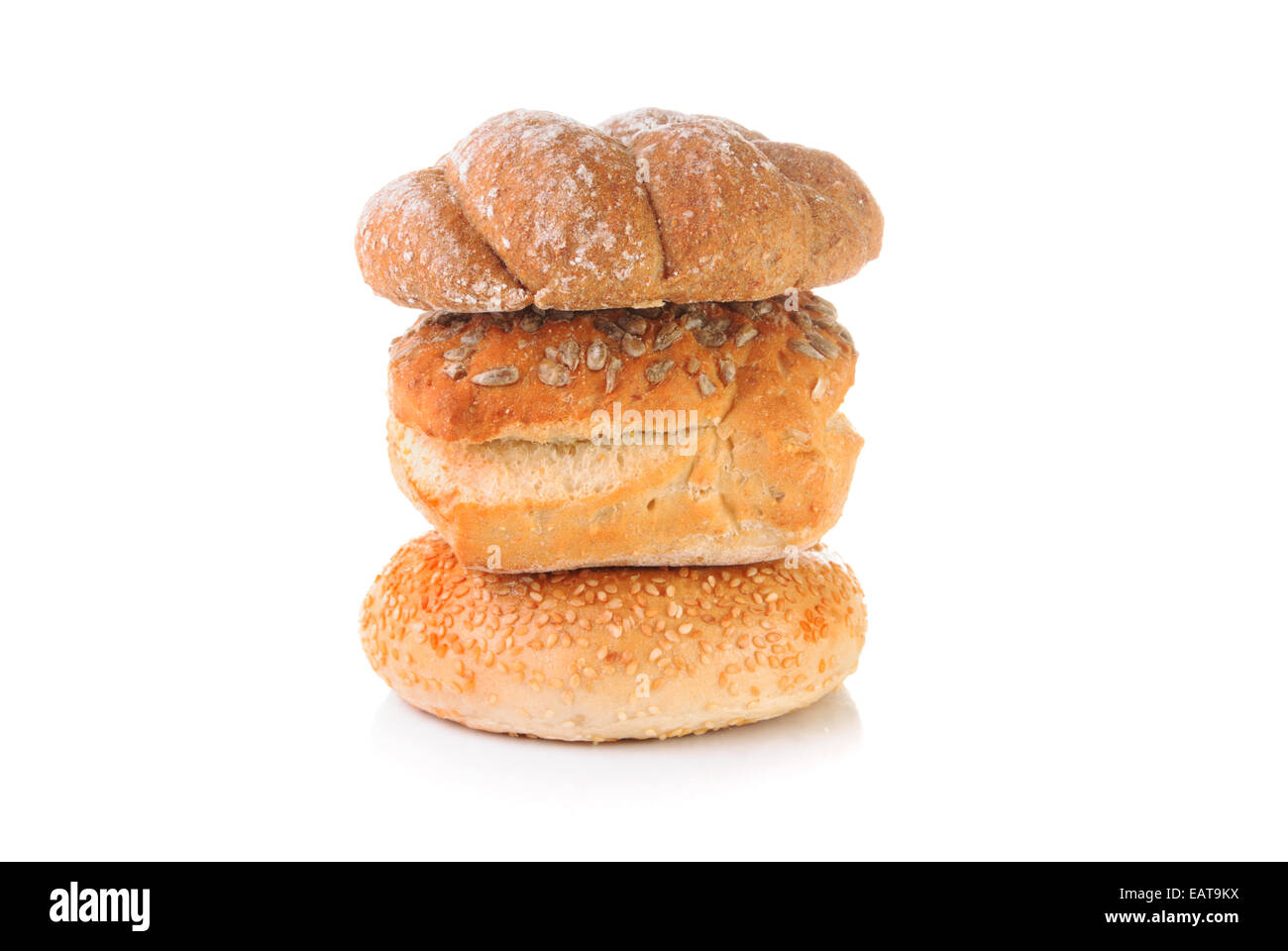 Stapel von Brot auf weißem Hintergrund Stockfoto