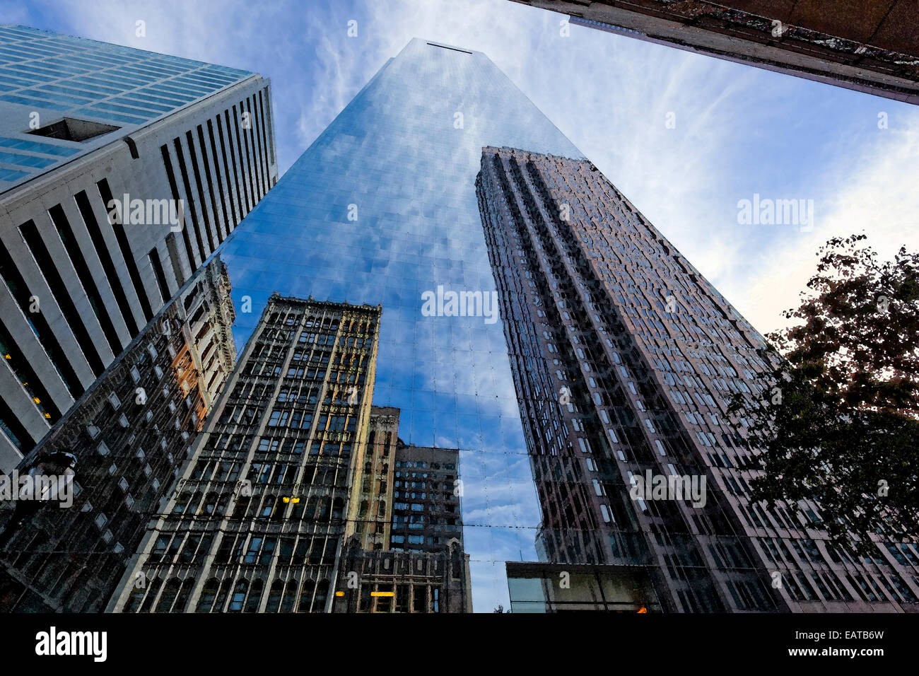 Wolkenkratzer & Reflexionen - Downtown Philadelphia Stockfoto