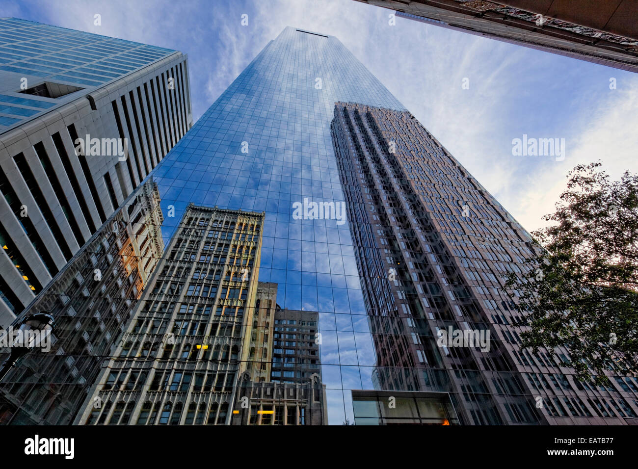 Wolkenkratzer & Reflexionen - Downtown Philadelphia Stockfoto