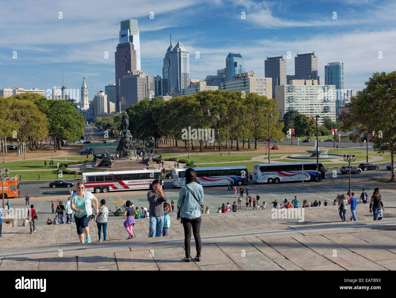 Blick auf Downtown Philadelphia von den Stufen des Kunstmuseums Stockfoto