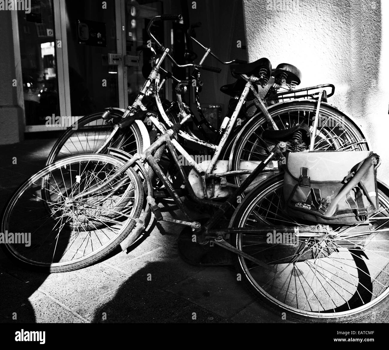 Schlampig geparkte Fahrräder in der Innenstadt von Amsterdam in schwarz & weiß Stockfoto