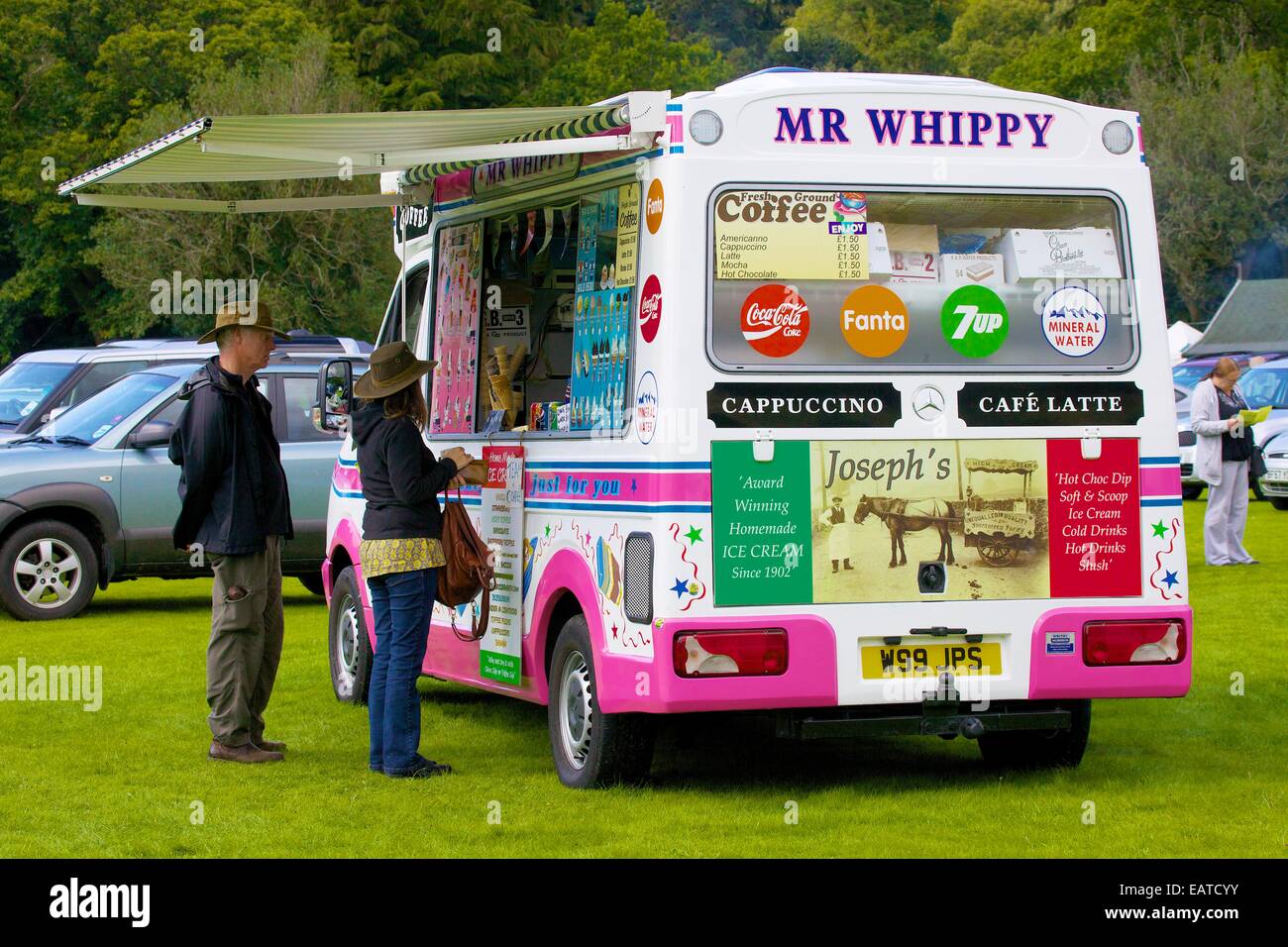 Coupe von Touristen immer Eis von Ice Cream Van. Tag des Hundes Patterdale, Seenplatte, Cumbria, England, UK. Stockfoto