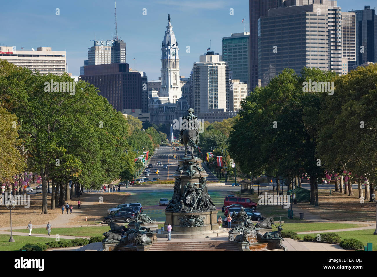 Blick auf das Washington Monument und dem Stadtzentrum von Philadelphia aus den Schritten des Kunstmuseums Stockfoto