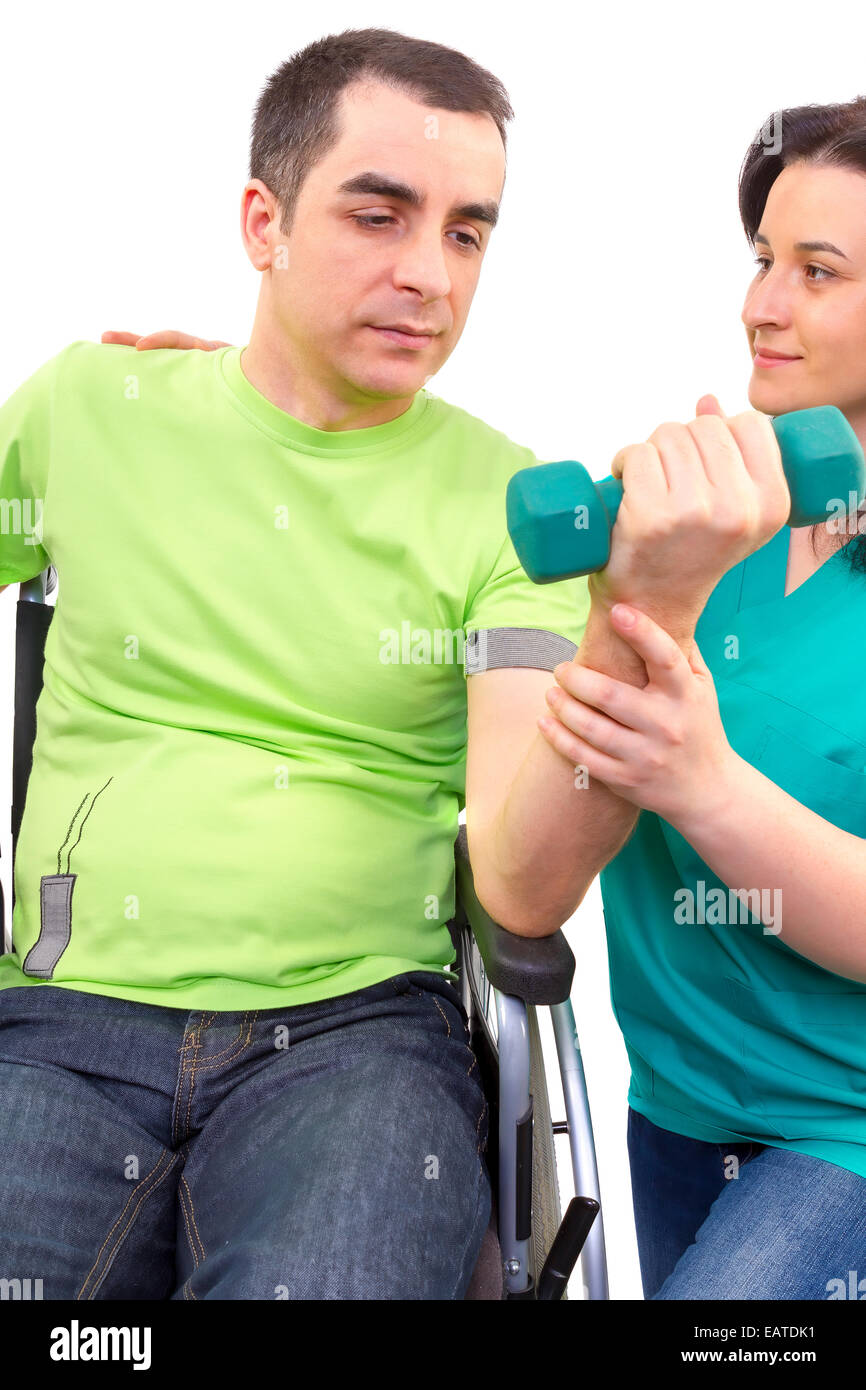 Physiotherapeut arbeitet mit Patienten in Händen heben Gewichte. junger Erwachsener im Rollstuhl. Stockfoto