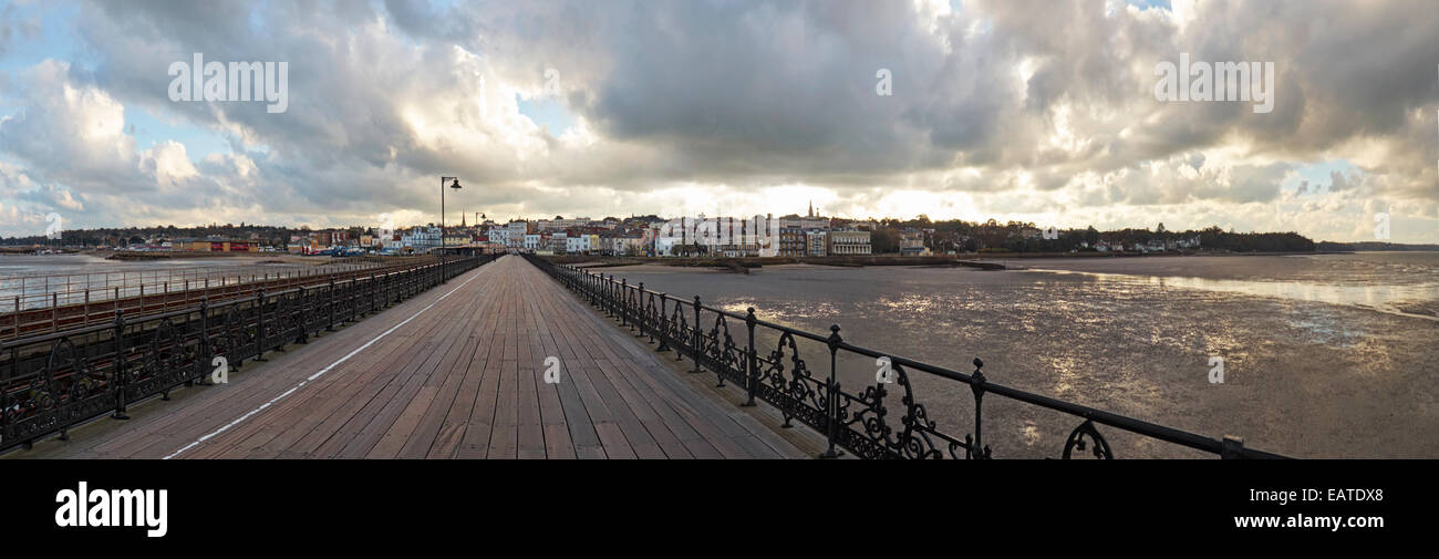 Ryde Pier Isle Of Wight mit der Stadt Ryde im Hintergrund und die Inselbahn Linie auf der linken Seite Stockfoto