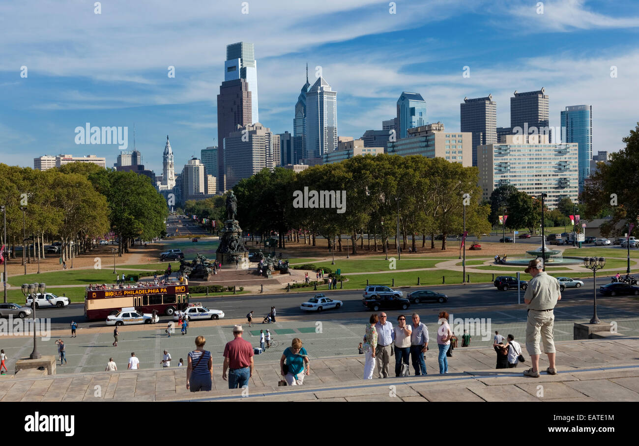 Blick auf Downtown Philadelphia von den Stufen des Kunstmuseums Stockfoto