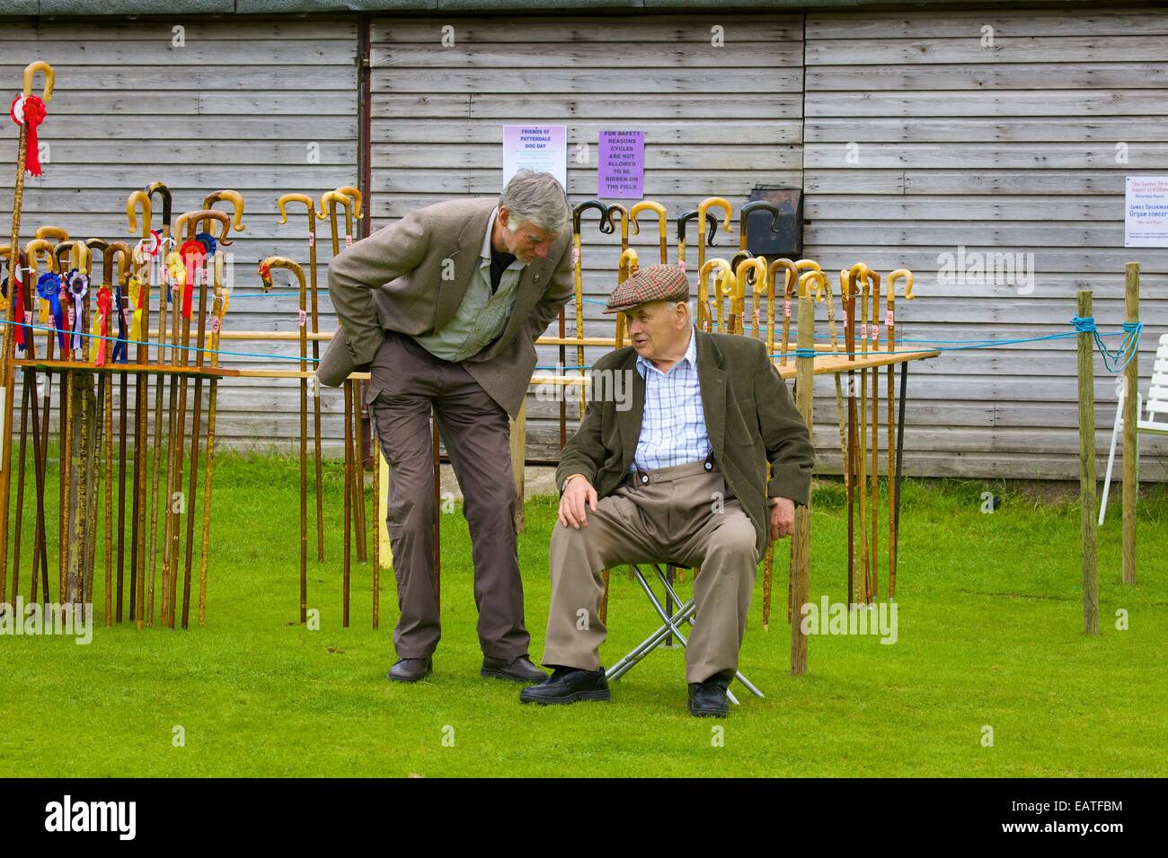 Zwei alte Bauern im Chat beim Gauner-Wettbewerb. Tag des Hundes Patterdale, Seenplatte, Cumbria, England, UK. Stockfoto