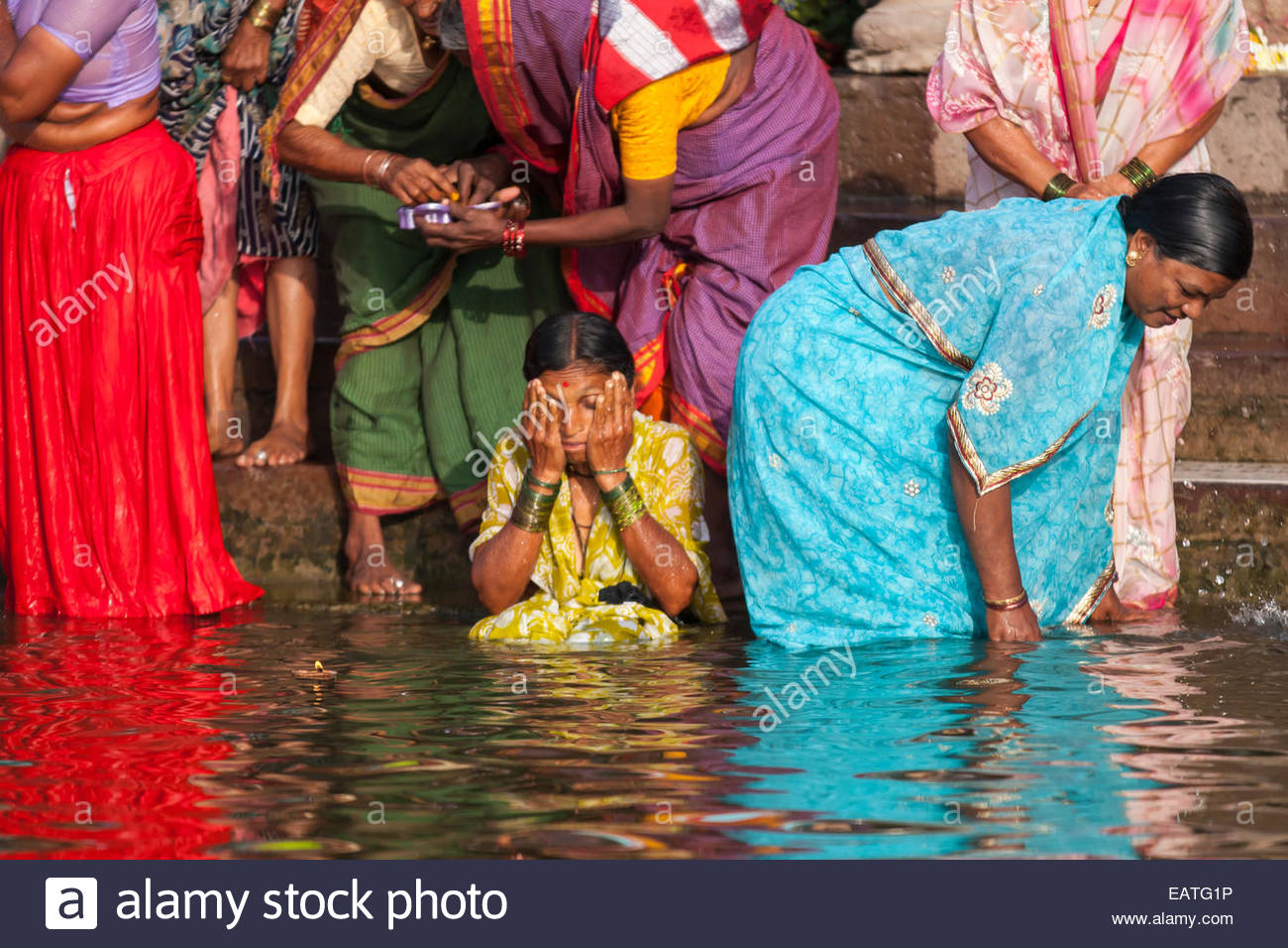 Indische Frauen Baden im heiligen Wasser des Flusses 