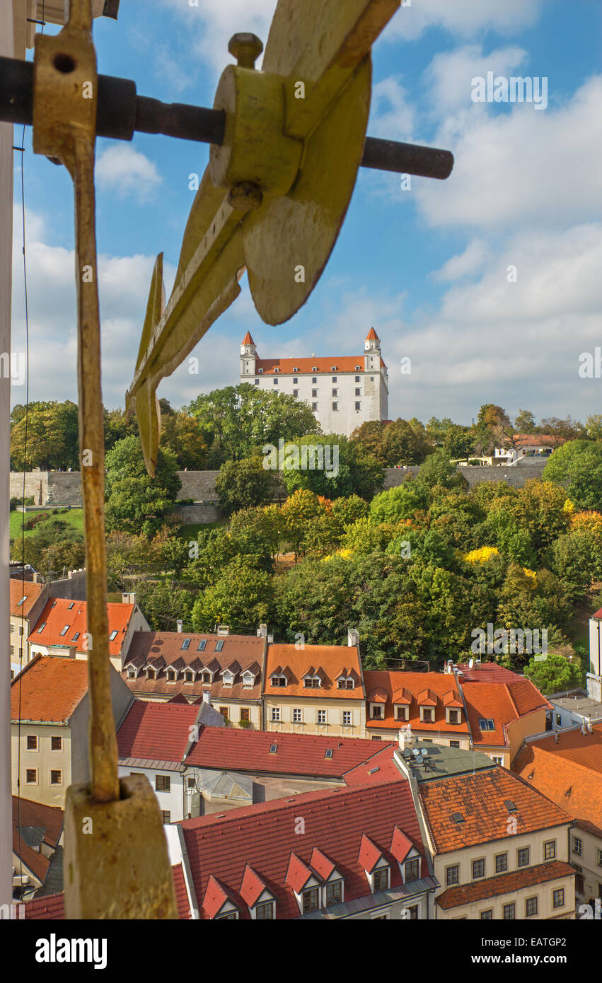 Bratislava - Outlook Form st. Martins-Dom, das Schloss und die Hände der Clock tower Stockfoto