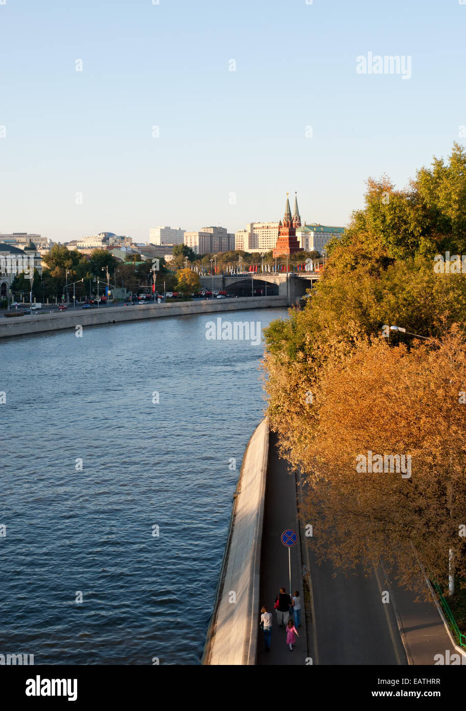 Bersenevka Damm und Moskwa-Fluss mit Blick auf den Kreml-Palast Stockfoto