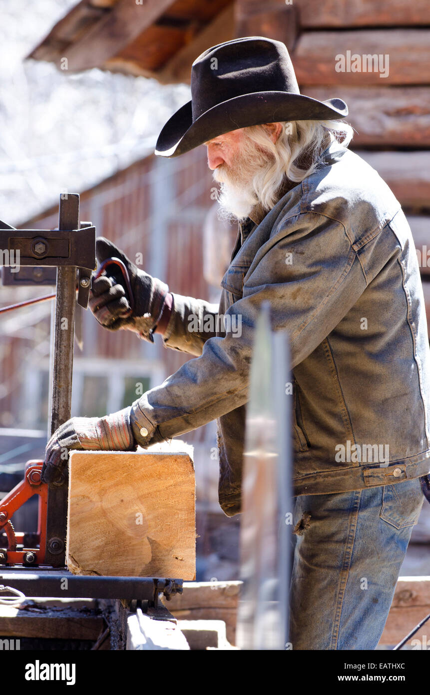 Don Robertson schneiden Protokolle mit seinem Diesel betriebene Sägewerk am Gold King Mine und Geisterstadt. Stockfoto