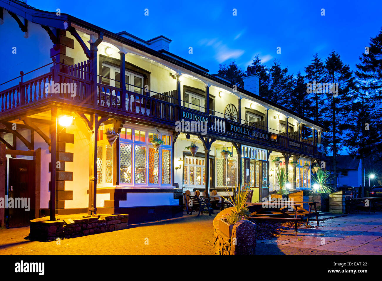Pooley Bridge Inn in der Dämmerung, Pooley Bridge Lake District National Park, Cumbria, England UK Stockfoto