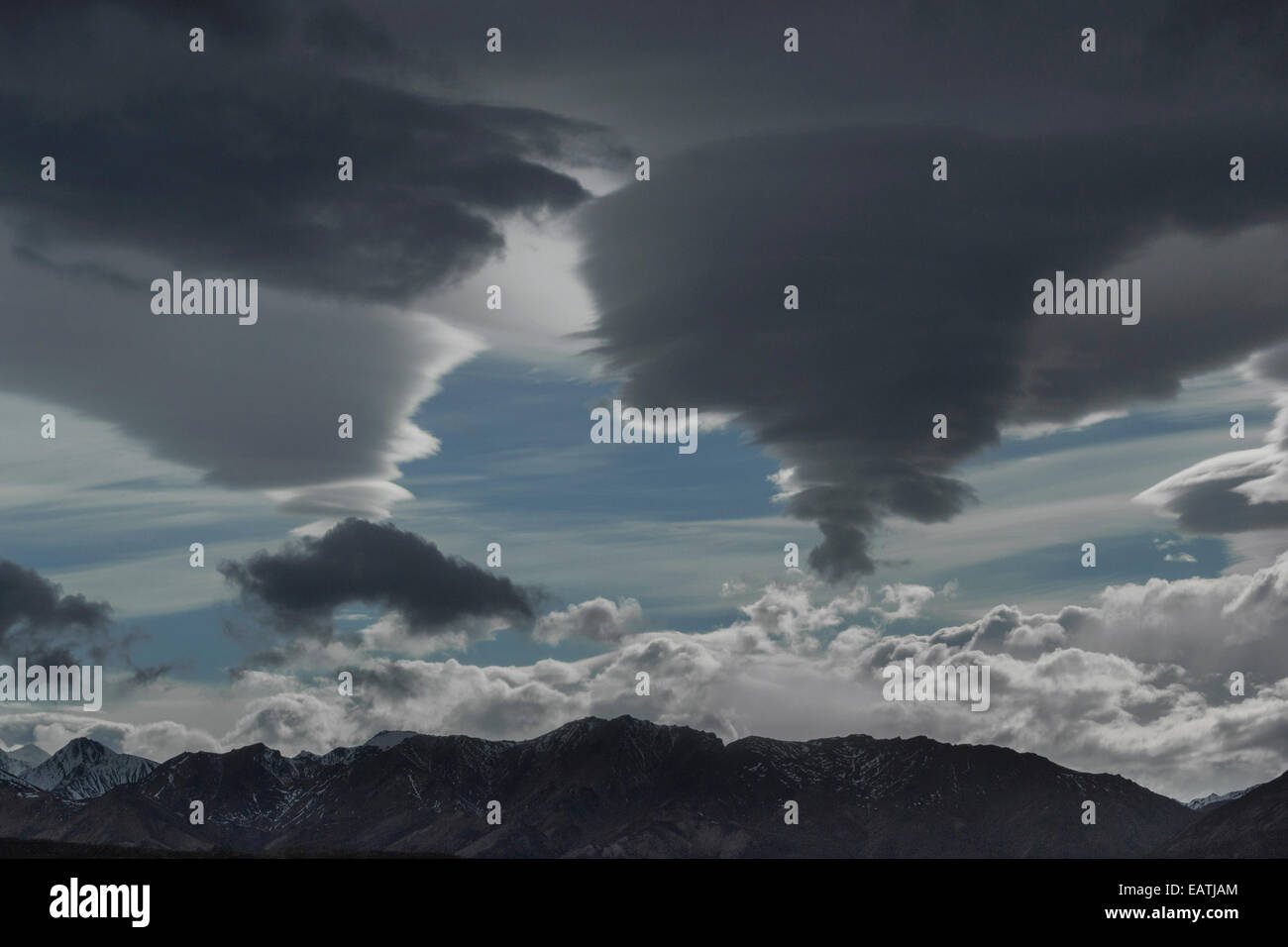 Gewitterwolken über die 600 Meilen langen Alaska Range Mountains; Denali Nationalpark, Alaska. Stockfoto