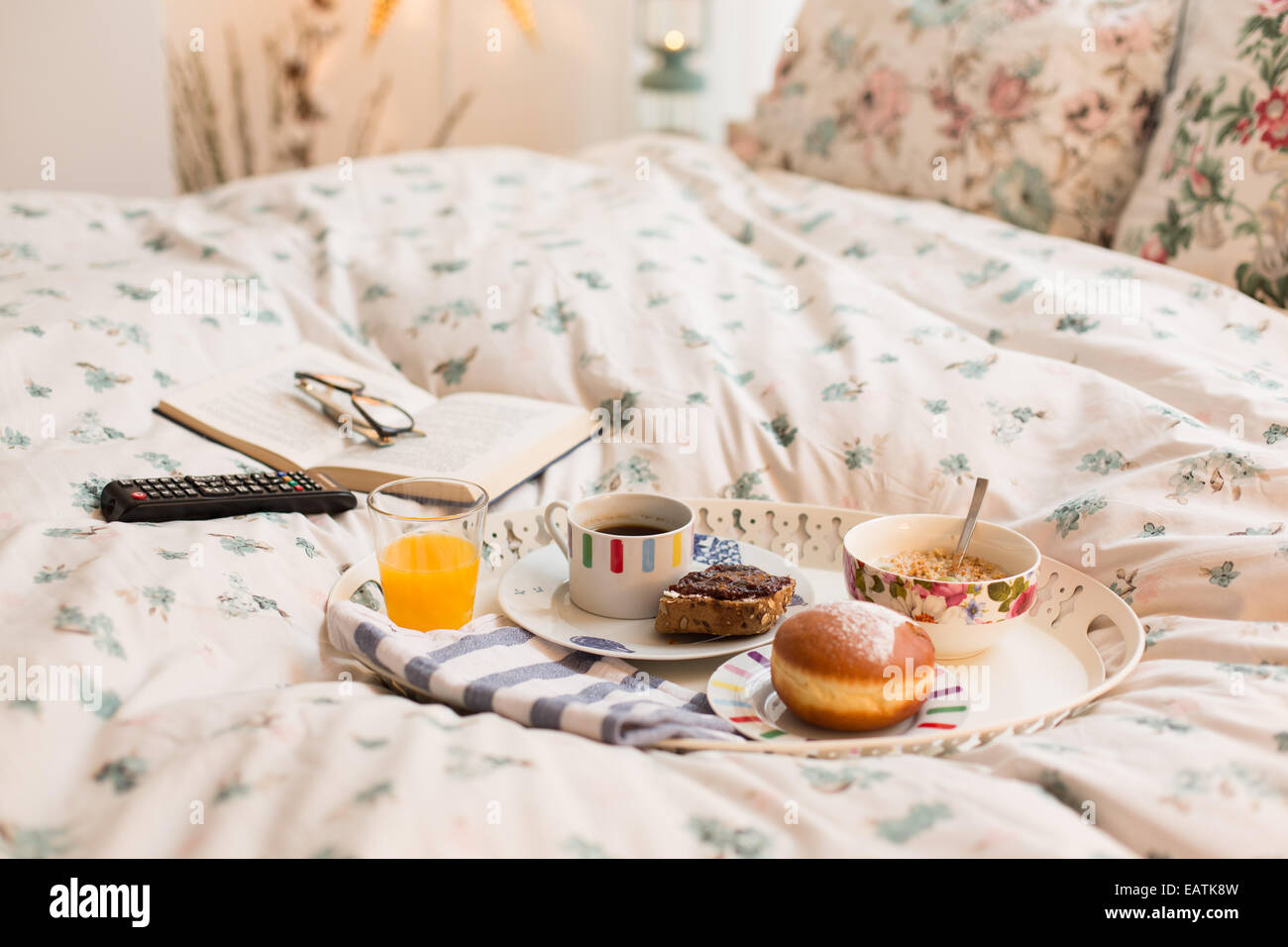 Frühstück im Bett mit Kaffee und Saft. Stockfoto