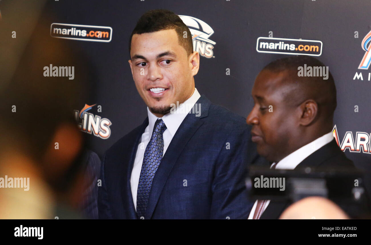 Miami, FL, USA. 19. November 2014. Florida, USA - Vereinigte Staaten - Giancarlo Stanton unterschreibt eine langfristige Verträge, die Wednesday.The Marlins die Recht Fielder, die ein $ 325 Millionen Vertrag, gab, die ihm in Miami für mindestens die nächsten sechs Jahreszeiten halten. Carline Jean, Sun Sentinel © Sun-Sentinel/ZUMA Draht/Alamy Live-Nachrichten Stockfoto