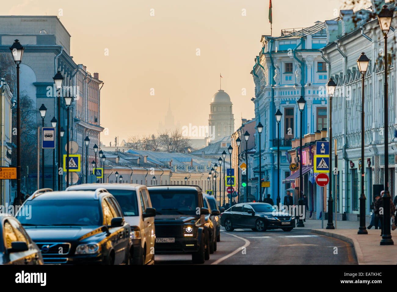 Sonne in Moskau, Russland. Donnerstag, 20. November 2014. Wetter: Sonne, Smog und Frost in Moskau, Russland. Die Temperatur ist ziemlich kalt, bis-11 ° c (12,2 ° F). Bewölkt oder sonnig, kein Schnee an allen und praktisch kein Wind. So herrscht Smog am Tag und Transport verleiht die Stadtluft obendrein seine Abgas. Stark befahrenen Straße Pokrovka. Sichtbaren Film von Smog. Bildnachweis: Alex Bilder/Alamy Live-Nachrichten Stockfoto