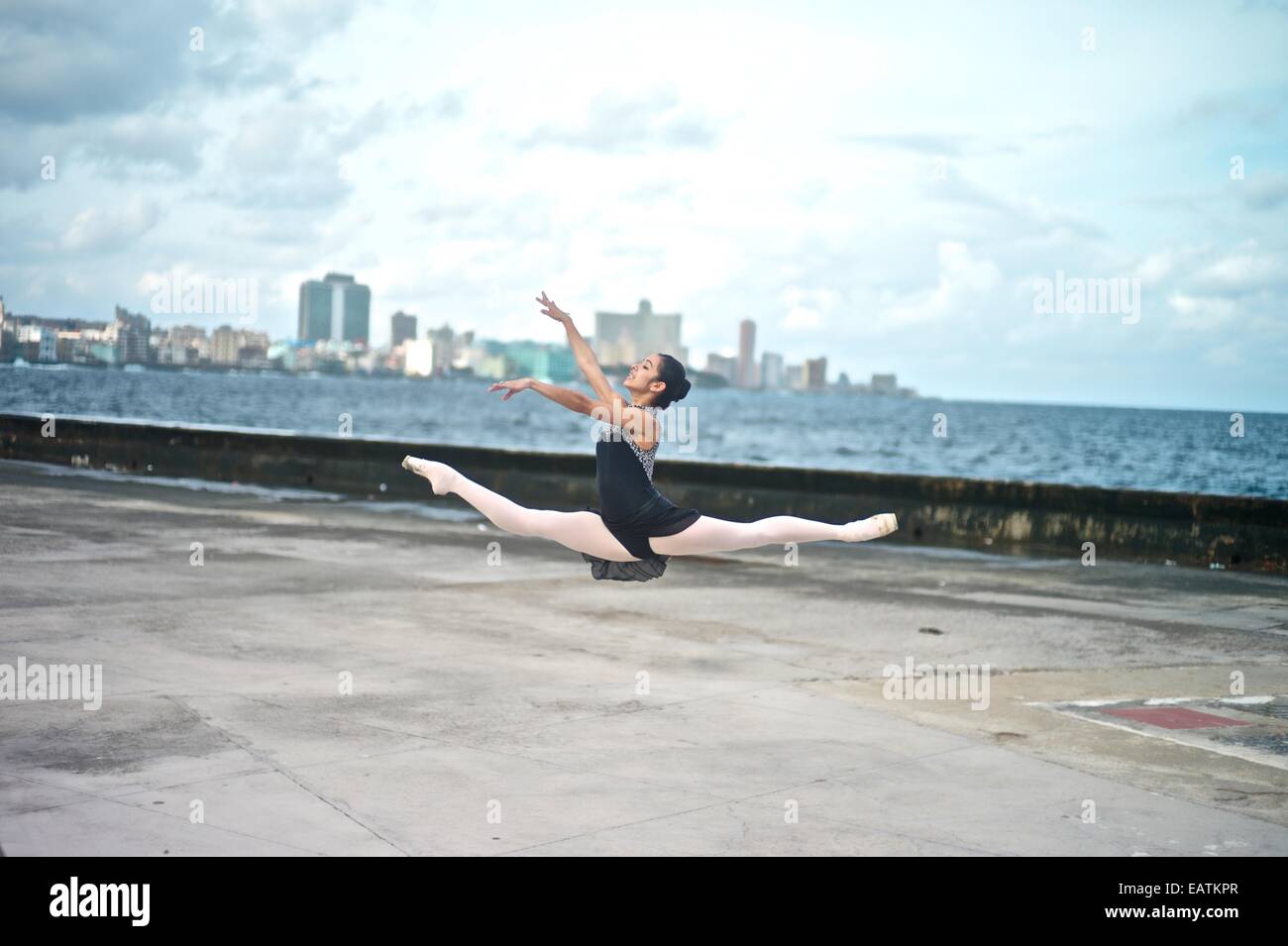Eine klassische Ballerina aus dem Nationalballett Kuba am Malecon. Stockfoto
