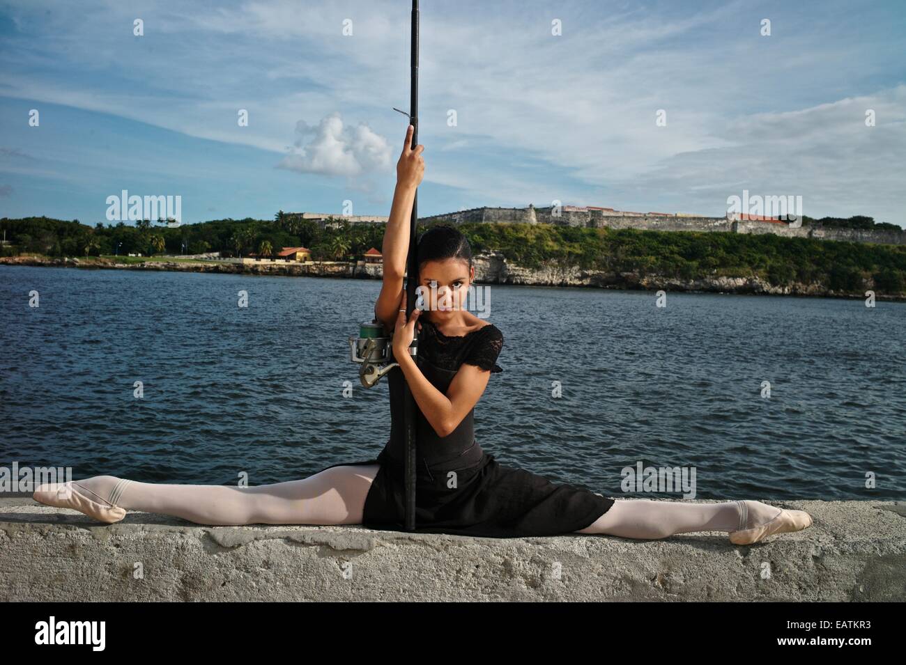 Eine klassische Ballerina aus dem Nationalballett Kuba am Malecon. Stockfoto