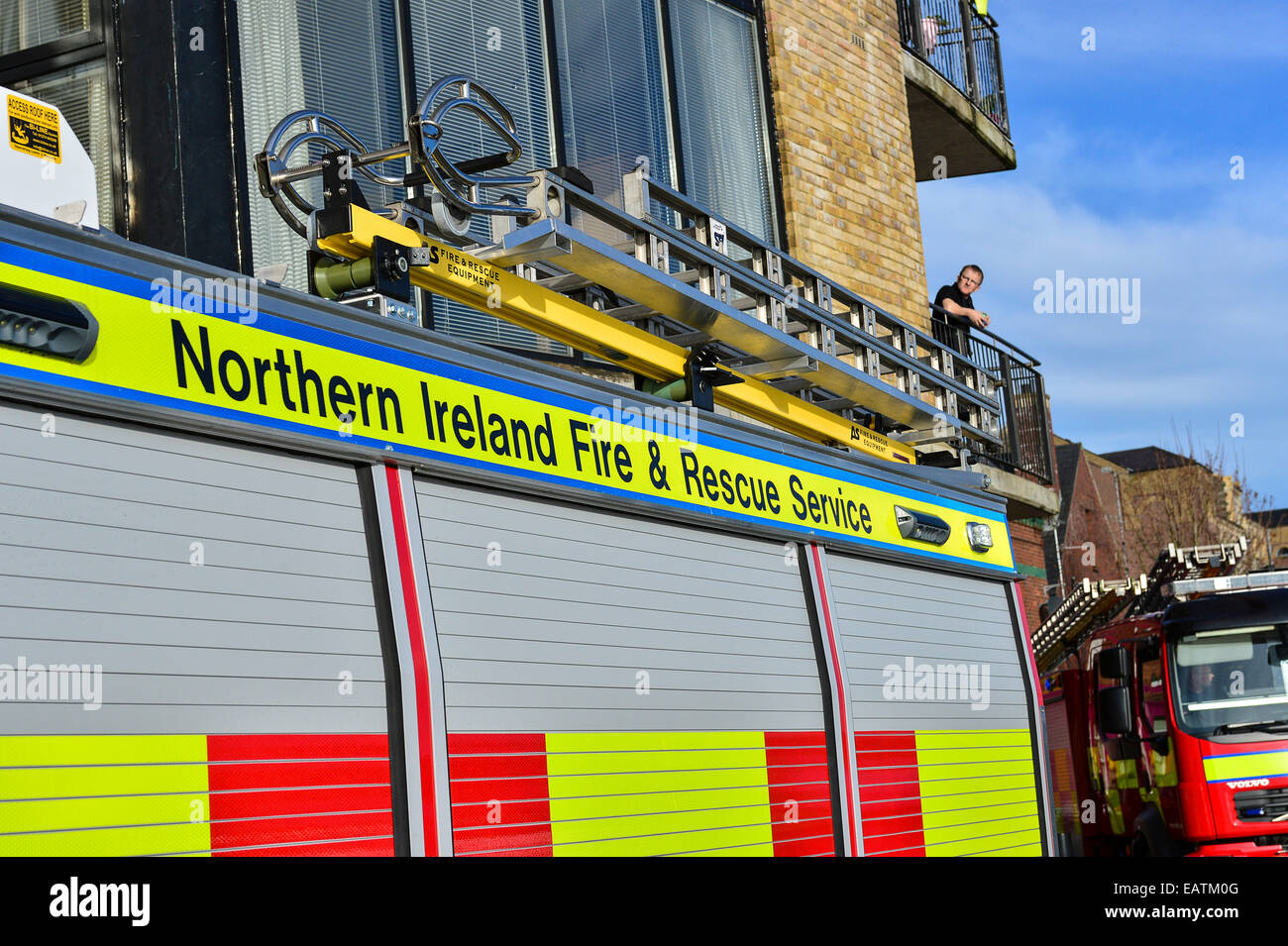 Stock Foto - Feuerwehrauto am Tatort eines Vorfalls am Appartementhaus. Foto: George Sweeney/Alamy Stockfoto