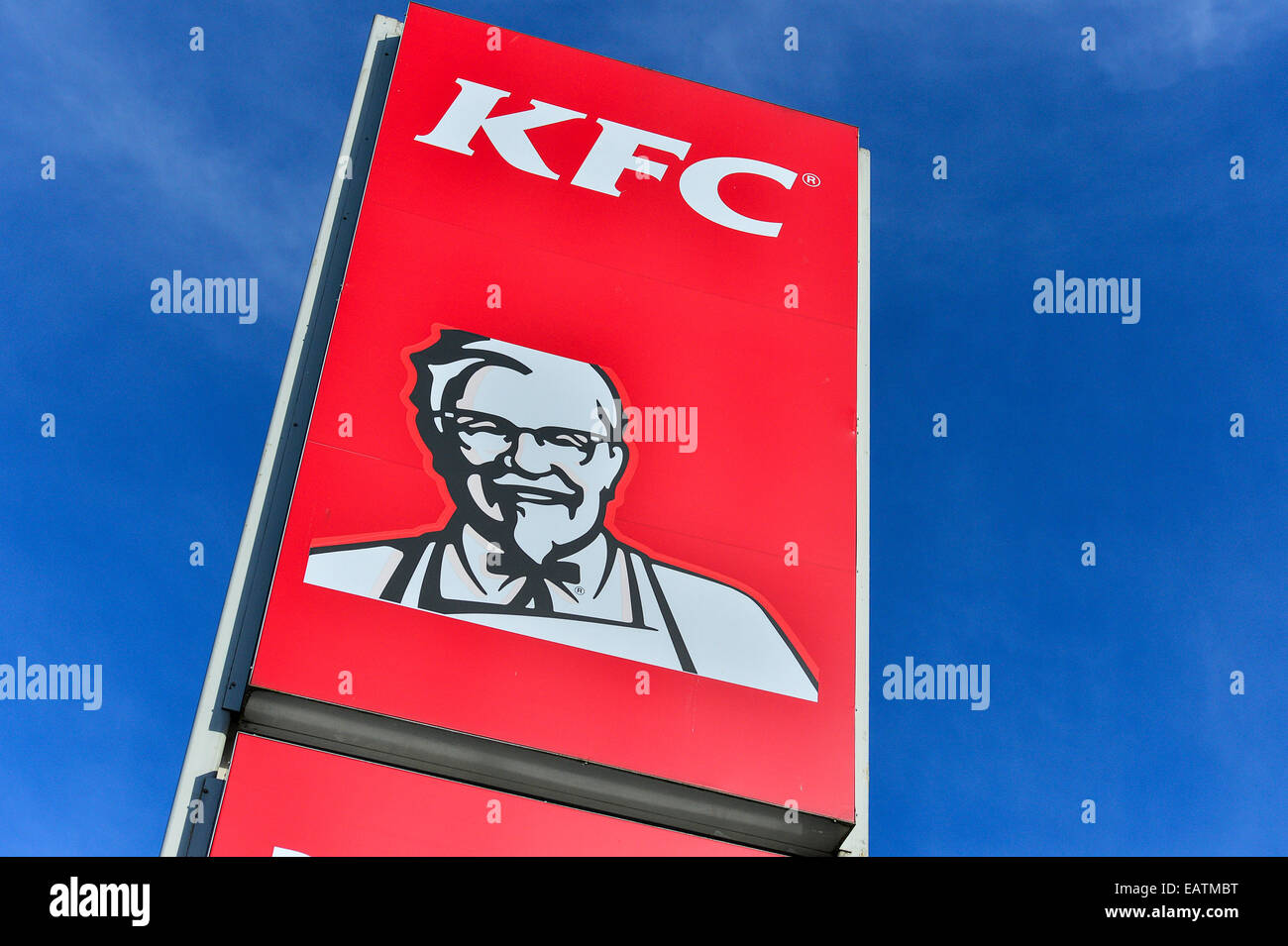 Stock Foto - KFC Kentucky Fried Chicken Drive Thru roten Schild mit Colonel Sanders am Straßenrand mit blauem Himmel. Stockfoto