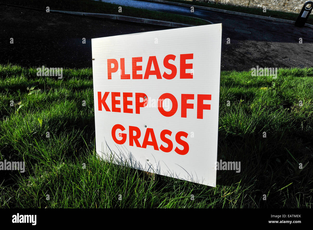 Stock Foto - Weg-das Rasen-Zeichen.  © George Sweeney/Alamy Stockfoto