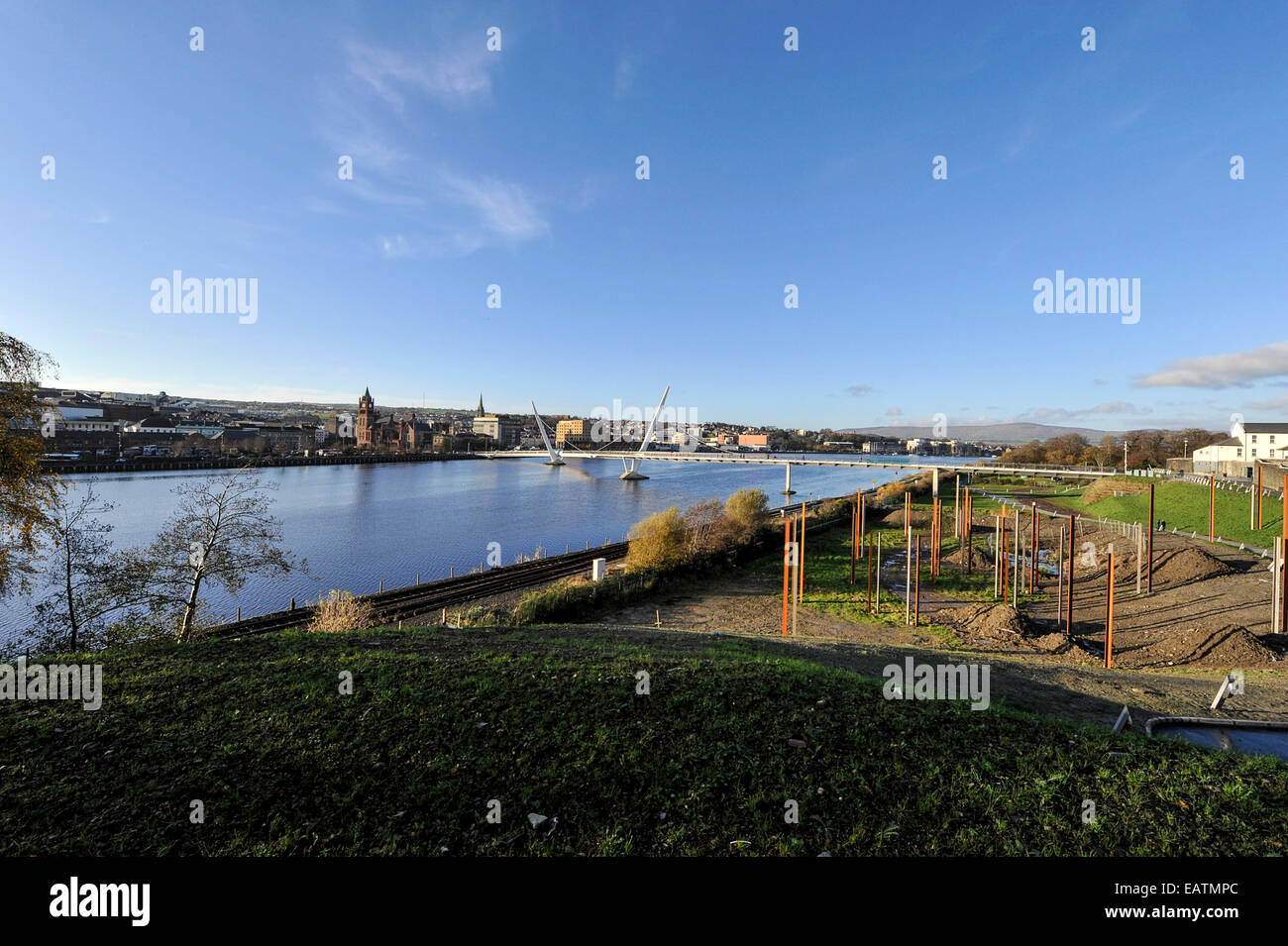 Stock Foto - Friedensbrücke und River Foyle, Derry, Londonderry.  © George Sweeney/Alamy Stockfoto