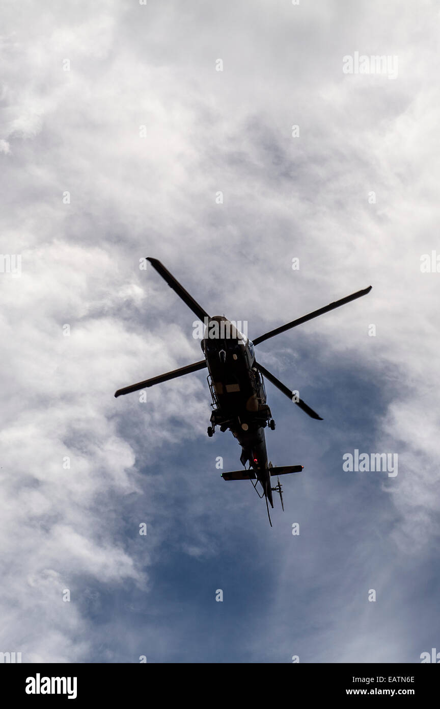 Ein Hubschrauber sucht Menschen gefangen in den Fluten. Stockfoto