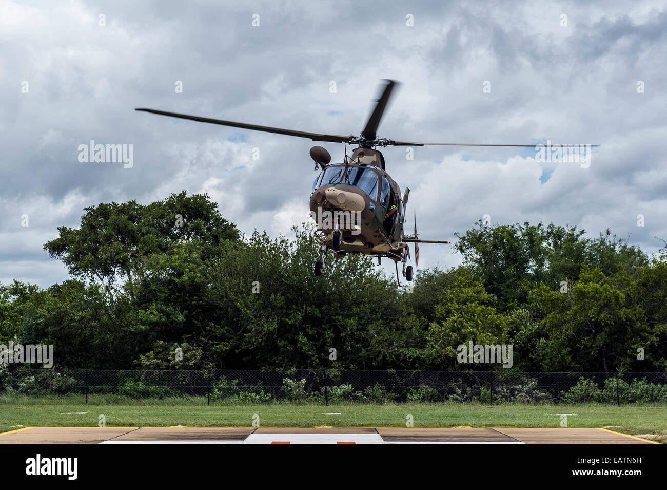 Ein Augusta Westland Hubschrauber landet auf einem Airforce Base. Stockfoto